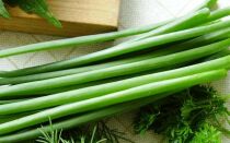 Как сохранить и заготовить на зиму зеленый лук: 5 простых способов
