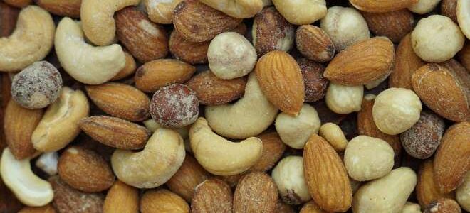 3 способа посолить орехи и семечки