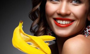 Как отбелить зубы банановой кожурой?