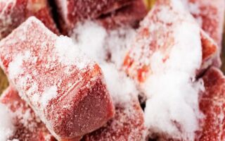 Как спасти пригоревшее в морозилке мясо