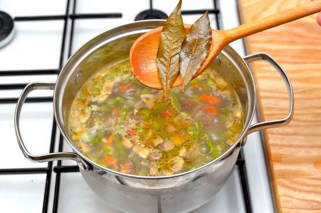 Удаляйте лавровые листья из готовых блюд сразу после приготовления