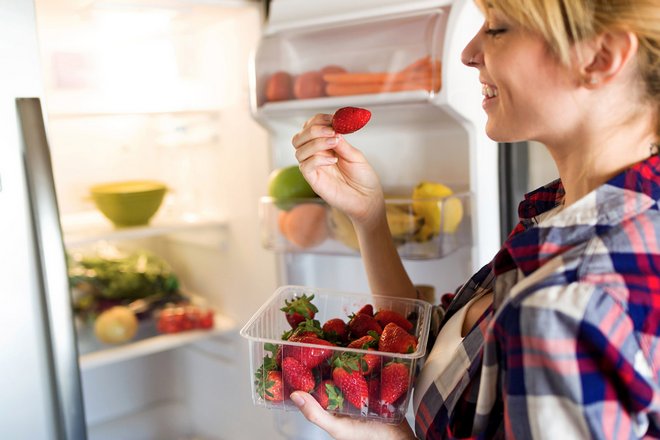 Если вы не собираетесь съесть клубнику сразу, храните ягоды в холодильнике.