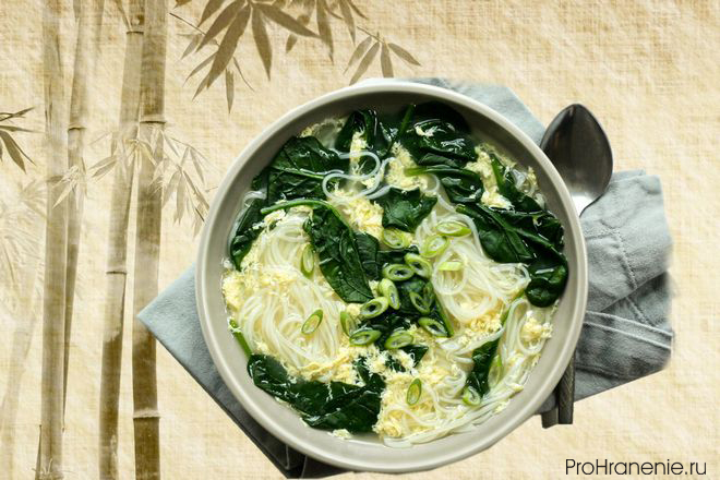 Рамен-суп с яичными каплями, шпинатом и зеленым луком
