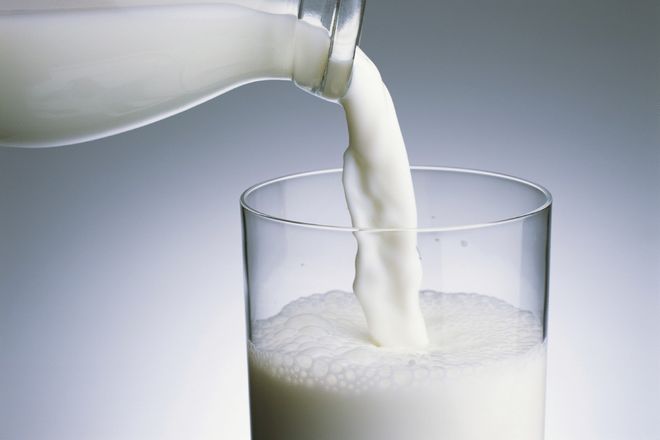 Безлактозное молоко имеет многочисленные плюсы и редкие минусы, связанные с индивидуальными особенностями организма. Например, подобный продукт запрещено пить людям с глюкозно-галактозной мальабсорбацией или аллергией на казеин.